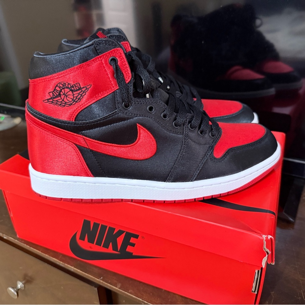 Jordan 1 Satin Bred